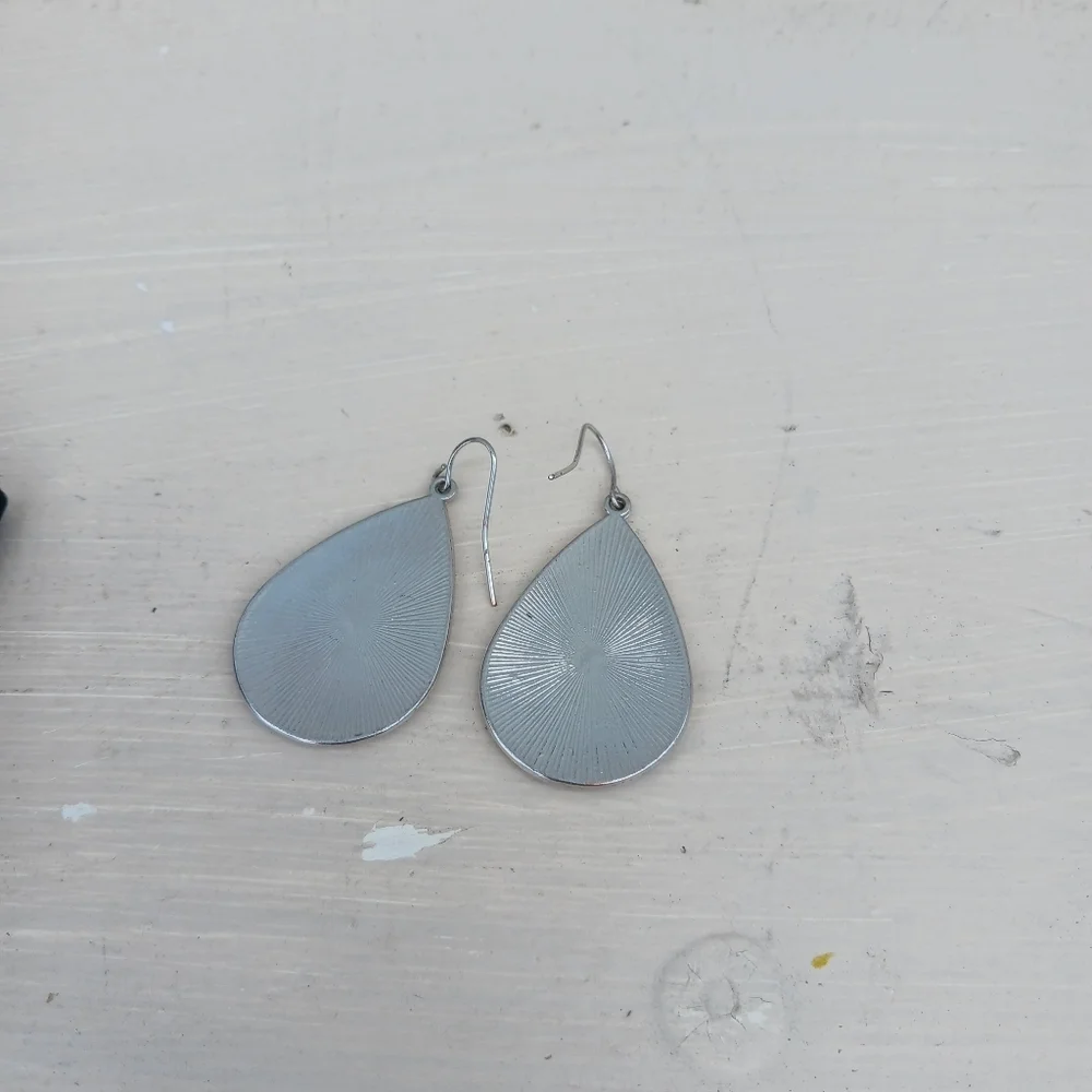 Dangle Black And White Enamel Silver Tone Pierced Teardrop Earrings MCM‎ Elegant